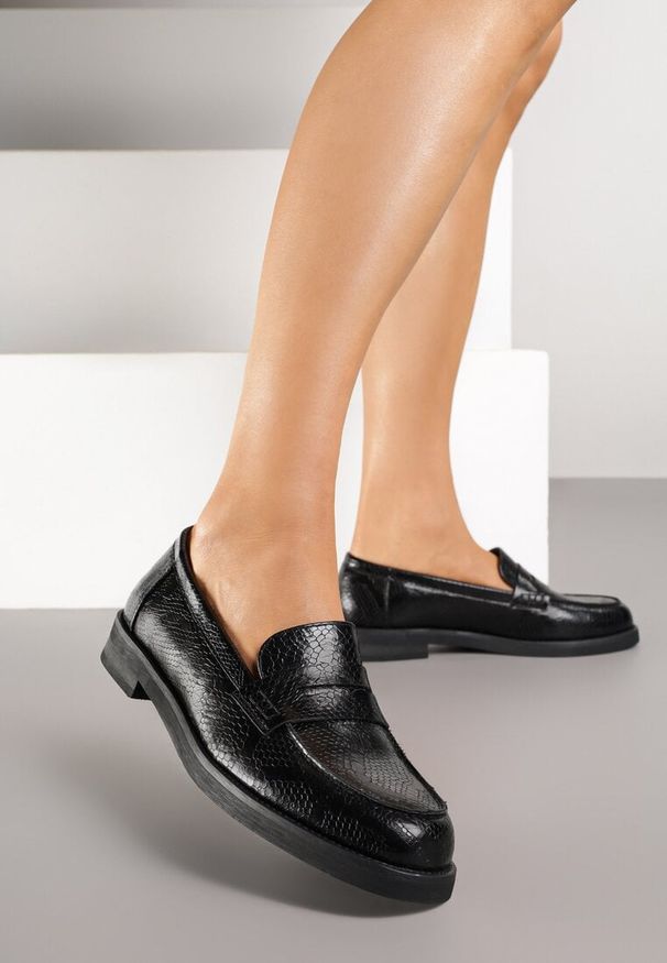 Renee - Czarne Mokasyny z Wężowym Motywem Latanna. Okazja: na spotkanie biznesowe, do pracy, na co dzień. Kolor: czarny. Styl: klasyczny, biznesowy, casual, elegancki