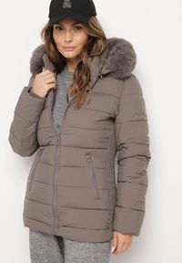 Born2be - Ciemnoszara Pikowana Kurtka o Taliowanym Kroju z Kapturem z Futerkiem Tinessa. Okazja: na spacer, na co dzień. Typ kołnierza: kaptur. Kolor: szary. Materiał: futro. Sezon: zima. Styl: casual #1