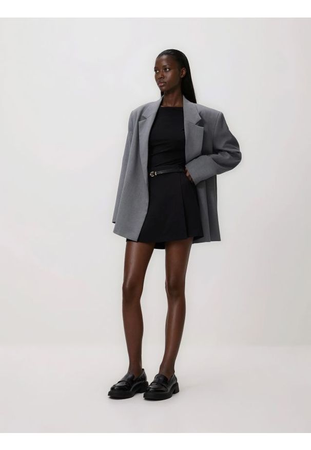 Reserved - Spódnico-szorty z paskiem - czarny. Kolor: czarny. Materiał: tkanina, wiskoza