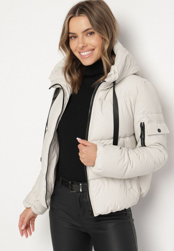 Born2be - Biała Pikowana Kurtka Puffer z Kapturem i Ozdobnymi Taśmami Relania. Okazja: na spacer, na co dzień. Typ kołnierza: kaptur. Kolor: biały. Materiał: dzianina, poliester, skóra. Styl: casual
