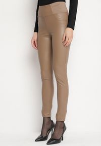 Born2be - Ciemnobeżowe Ocieplane Legginsy z Ekoskóry z Wysokim Stanem Feliora. Okazja: na co dzień. Stan: podwyższony. Kolor: beżowy. Materiał: satyna. Styl: elegancki, wizytowy, casual
