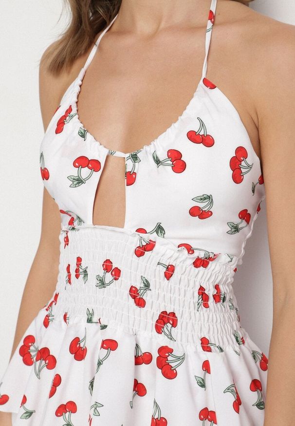 Born2be - Biała Rozkloszowana Sukienka w Wisienki z Falbankami i Dekoltem Halter Lanideia. Okazja: na imprezę, na spacer, na co dzień. Typ kołnierza: dekolt halter, kołnierz z falbankami. Kolor: biały. Materiał: bawełna. Sezon: lato. Typ sukienki: rozkloszowane. Styl: casual