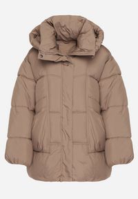Born2be - Ciemnobeżowa Pikowana Kurtka o Kroju Oversize z Kapturem Galandia. Okazja: na co dzień, na spacer. Typ kołnierza: kaptur. Kolor: beżowy. Materiał: poliester, jeans. Styl: casual, elegancki #5