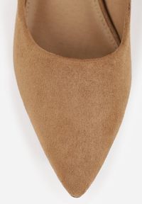 Born2be - Ciemnobeżowe Klasyczne Czółenka na Obcasie Katrie. Okazja: na randkę, do pracy, na wesele, na spotkanie biznesowe, na ślub cywilny. Nosek buta: szpiczasty. Kolor: beżowy. Materiał: satyna. Obcas: na obcasie. Styl: klasyczny. Wysokość obcasa: niski #3