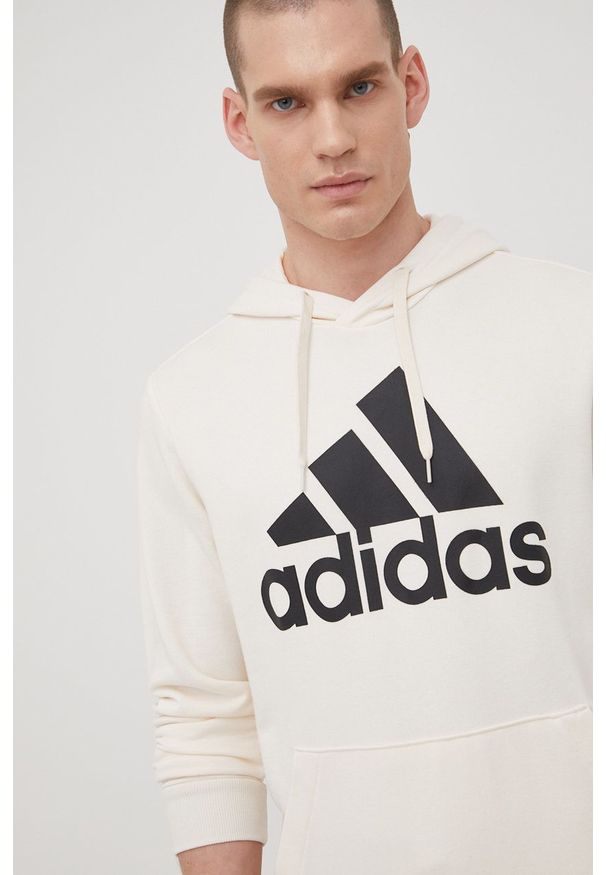 Adidas - adidas bluza męska kolor beżowy z kapturem z nadrukiem. Typ kołnierza: kaptur. Kolor: beżowy. Materiał: poliester, bawełna. Wzór: nadruk