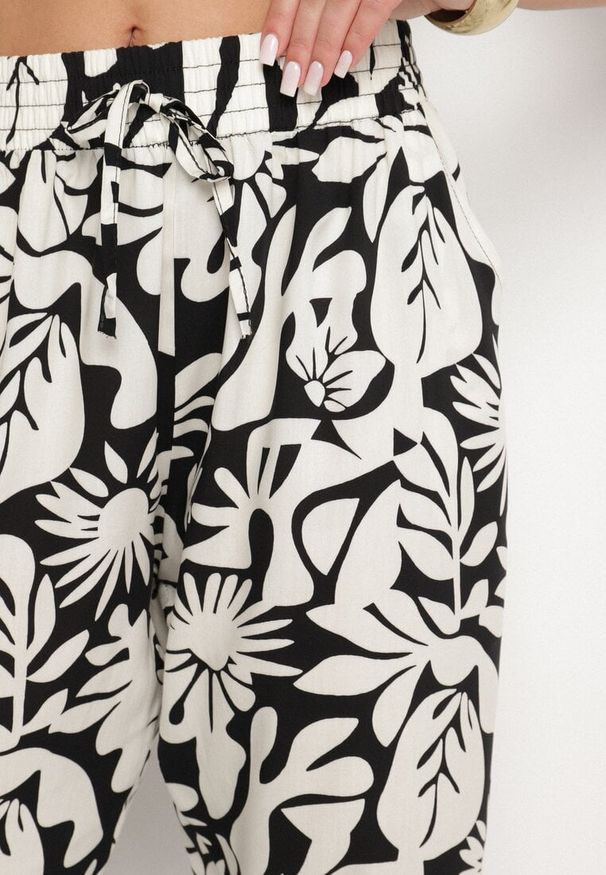 Born2be - Czarne Wiskozowe Spodnie z Wysokim Stanem w Kwiaty Nilandria. Okazja: na co dzień. Stan: podwyższony. Kolor: czarny. Materiał: wiskoza. Wzór: kwiaty. Styl: casual, klasyczny