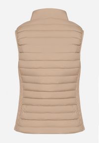 Born2be - Ciemnobeżowa Pikowana Kamizelka ze Stójką i Zasuwanymi Kieszeniami Lorenith. Typ kołnierza: kołnierzyk stójkowy. Kolor: beżowy. Materiał: jeans. Styl: elegancki #4