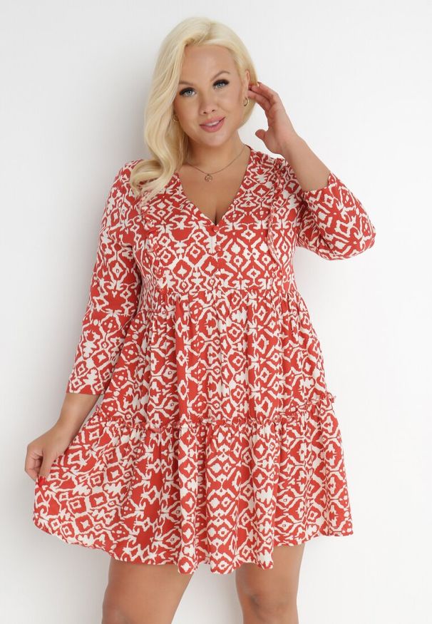 Born2be - Czerwona Sukienka Euroclus. Kolekcja: plus size. Kolor: czerwony. Materiał: tkanina. Długość rękawa: długi rękaw. Wzór: nadruk, aplikacja. Typ sukienki: dla puszystych. Styl: klasyczny, boho. Długość: mini