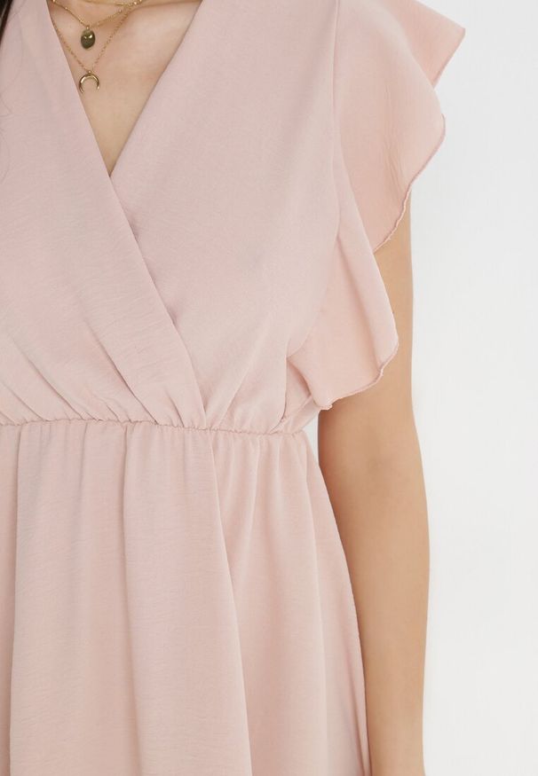 Born2be - Różowa Sukienka Laodastis. Okazja: na imprezę. Typ kołnierza: kołnierz z falbankami. Kolor: różowy. Materiał: tkanina. Typ sukienki: kopertowe. Długość: mini