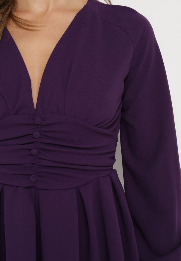 Born2be - Fioletowa Rozkloszowana Sukienka Mini z Głębokim Dekoltem Ozdobiona Marszczeniem i Guzikami Jerikan. Kolor: fioletowy. Długość rękawa: długi rękaw. Wzór: aplikacja. Długość: mini