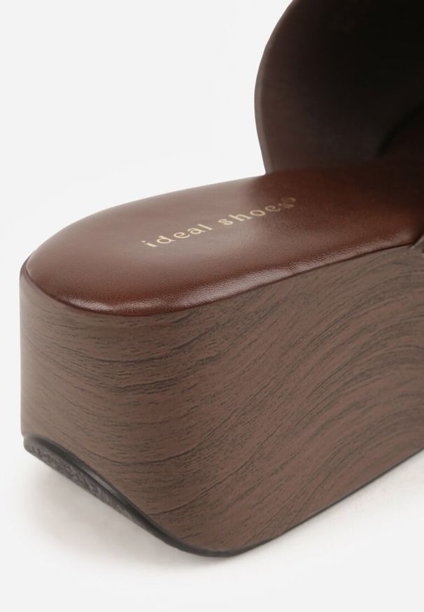 Renee - Brązowe Klapki Japonki na Koturnie w Stylu Drewniaków Triaqueena. Kolor: brązowy. Materiał: jeans, koronka. Wzór: aplikacja. Sezon: lato. Obcas: na koturnie