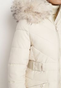 Born2be - Jasnobeżowa Kurtka Pikowana z Dwustronnym Suwakiem Kapturem z Futrem i Elastycznym Paskiem Moonrose. Okazja: na co dzień, na spacer. Kolor: beżowy. Materiał: futro. Styl: casual, elegancki #6