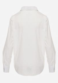 Renee - Biała Klasyczna Koszula z Kieszeniami Zdobiona Cyrkoniami i Kwiatowym Detalem Herlla. Kolor: biały. Długość rękawa: długi rękaw. Długość: długie. Wzór: kwiaty, aplikacja. Styl: klasyczny #3