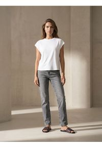 Sinsay - Jeansy comfort straight z efektem sprania - szary. Kolor: szary