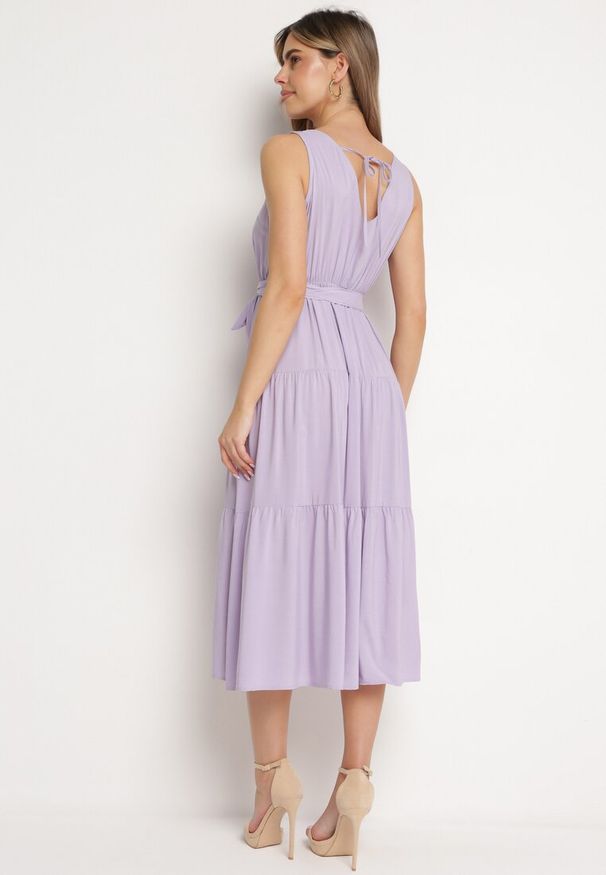 Born2be - Fioletowa Wiskozowa Sukienka Midi z Gumką w Pasie i Materiałowym Paskiem Bicuh. Kolor: fioletowy. Materiał: materiał, wiskoza. Długość: midi