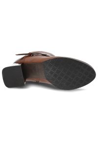 Brązowe Botki Armodo Modne Obuwie Damskie. Okazja: na co dzień. Zapięcie: klamry. Kolor: brązowy. Wzór: geometria. Materiał: skóra. Sezon: zima, jesień. Obcas: na obcasie. Styl: casual, elegancki, klasyczny. Wysokość obcasa: średni #6