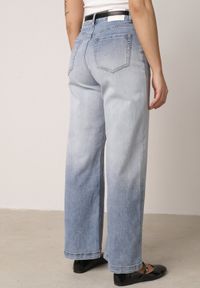 Born2be - Niebieskie Szerokie Jeansy z Bawełną i Wysokim Stanem z Efektem Gradientu Canine. Okazja: na co dzień. Stan: podwyższony. Kolor: niebieski. Wzór: gradientowy. Styl: casual, elegancki #3