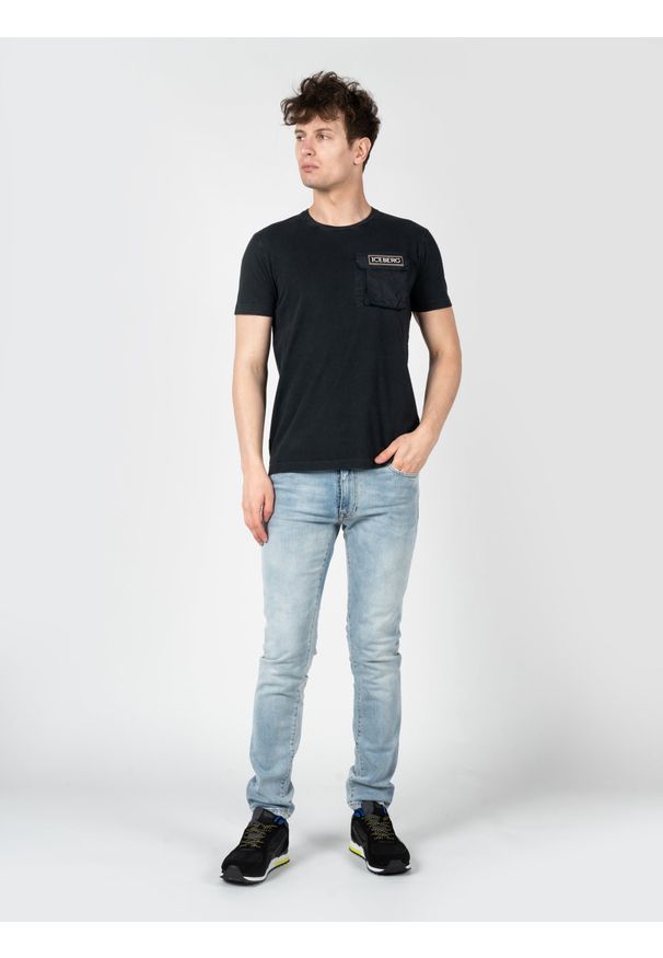 Iceberg T-Shirt "C-Neck" | F0296317 | Mężczyzna | Czarny. Okazja: na co dzień. Kolor: czarny. Materiał: bawełna. Wzór: aplikacja. Styl: klasyczny, casual, elegancki
