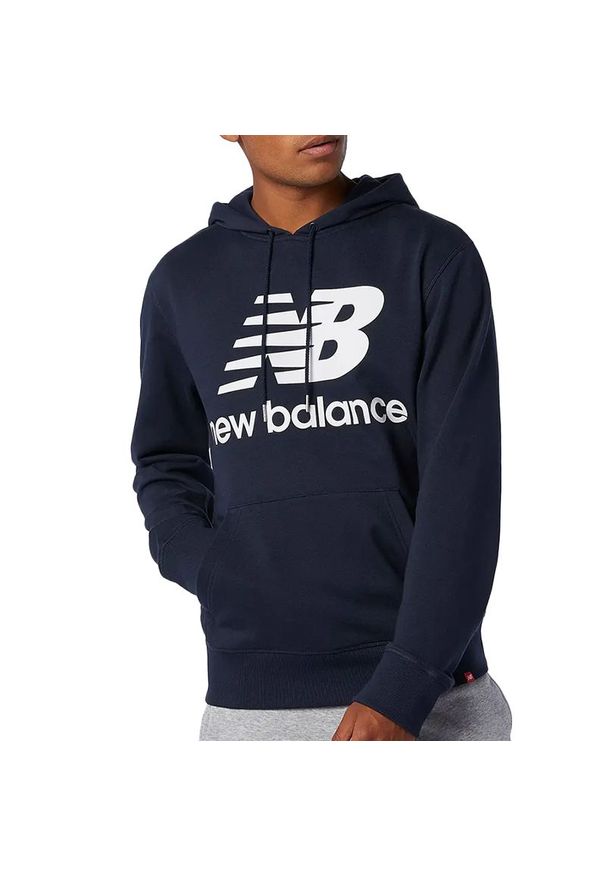 Bluza New Balance MT03558ECL - granatowa. Okazja: na co dzień. Typ kołnierza: kaptur. Kolor: niebieski. Styl: klasyczny, casual