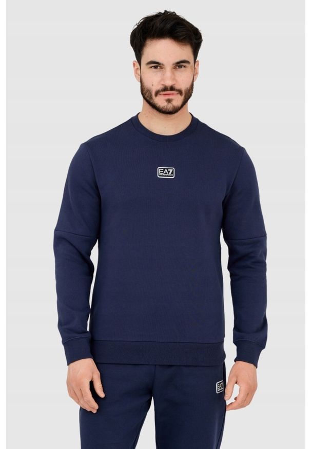 EA7 Emporio Armani - EA7 Granatowa bluza męska z naszywką z logo, Rozmiar XL. Kolor: niebieski. Wzór: aplikacja