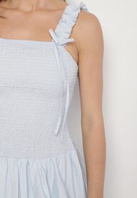 Born2be - Jasnoniebieska Bawełniana Sukienka Bombka na Ramiączkach z Elastyczną Górą Linarisena. Okazja: na imprezę, na co dzień. Typ kołnierza: kokarda. Kolor: niebieski. Materiał: bawełna. Długość rękawa: na ramiączkach. Typ sukienki: bombki. Styl: casual, elegancki #5