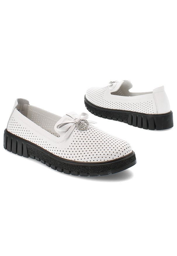 Białe Mokasyny Filippo Eleganckie Wsuwane Obuwie Damskie. Zapięcie: bez zapięcia. Kolor: biały. Materiał: materiał. Sezon: wiosna, lato. Styl: elegancki