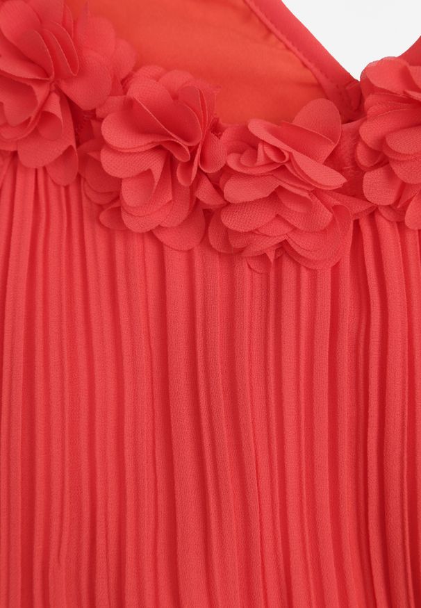 Renee - Czerwona Sukienka z Dekoltem Typu Halter z Materiałowym Paskiem w Talii i Aplikacjami 3D Dimnnia. Okazja: na co dzień, na imprezę. Typ kołnierza: dekolt halter. Kolor: czerwony. Materiał: materiał. Długość rękawa: bez ramiączek. Wzór: aplikacja. Typ sukienki: proste. Styl: elegancki, casual