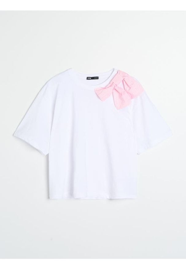 Sinsay - Bawełniana koszulka z ozdobną kokardą - biały. Typ kołnierza: kokarda. Kolor: biały. Materiał: bawełna