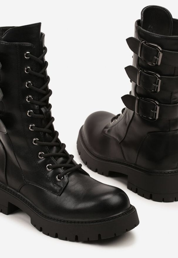 Renee - Czarne Botki Typu Workery Zdobione Sprzączkami Therrie. Okazja: na randkę, na co dzień. Zapięcie: sprzączka. Kolor: czarny. Materiał: skóra, jeans. Wzór: aplikacja. Styl: casual