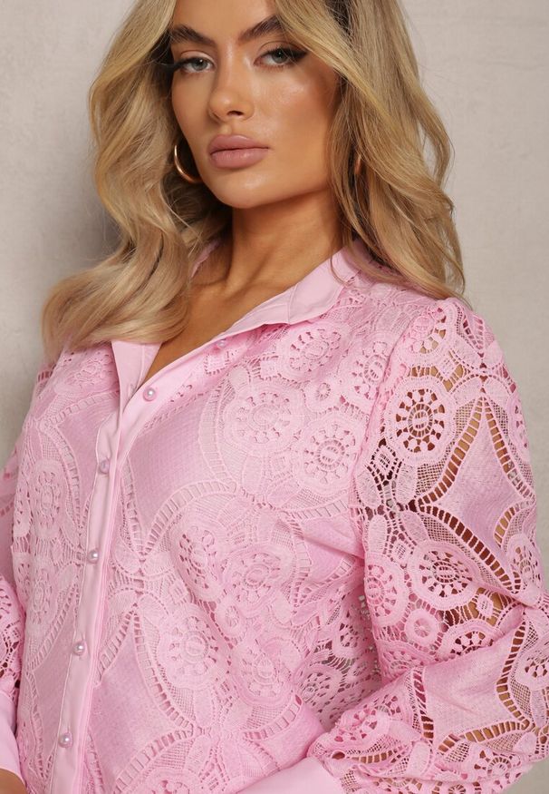 Renee - Różowa Klasyczna Koszula z Ażurowego Materiału Aseili. Kolor: różowy. Materiał: materiał. Wzór: ażurowy. Styl: klasyczny