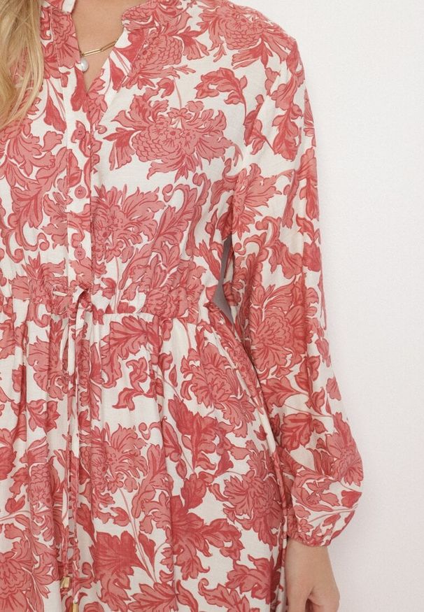 Born2be - Różowa Rozkloszowana Sukienka z Wiskozą w Kwiatowy Wzór Filirelle. Typ kołnierza: dekolt w serek. Kolor: różowy. Materiał: wiskoza. Długość rękawa: długi rękaw. Wzór: kwiaty. Styl: elegancki, klasyczny