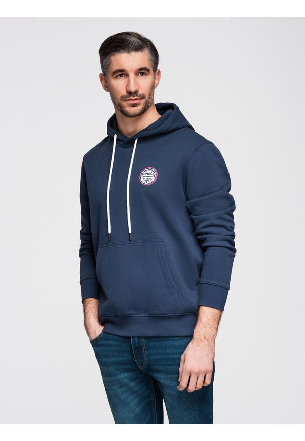 Ombre Clothing - Męska dresowa bluza kangurka z kapturem i naszywką w stylu college – granatowa V2 - Rozmiar: XXL. Okazja: na co dzień. Typ kołnierza: kaptur. Kolor: niebieski. Materiał: dresówka. Wzór: aplikacja. Styl: casual, elegancki, sportowy, klasyczny