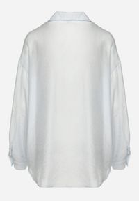 Born2be - Jasnoniebieska Klasyczna Koszula o Kroju Oversize z Kieszonką Liorea. Okazja: do pracy, na spotkanie biznesowe, na co dzień. Typ kołnierza: kołnierzyk klasyczny. Kolor: niebieski. Materiał: jeans. Długość rękawa: długi rękaw. Długość: długie. Styl: klasyczny #3