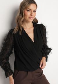 Born2be - Czarna Bluzka z Kopertowym Dekoltem i Metaliczną Nicią Friliene. Kolor: czarny. Styl: elegancki
