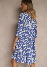 Renee - Niebieska Sukienka z Wiskozy o Rozkloszowanym Kroju w Abstrakcyjny Wzór Lirese. Okazja: na co dzień. Kolor: niebieski. Materiał: wiskoza. Styl: elegancki, casual #4