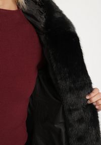 Born2be - Czarna Pikowana Kurtka z Wiązanym Paskiem i Kapturem z Futerkiem Fenama. Okazja: na spacer, na co dzień. Kolor: czarny. Materiał: futro. Styl: elegancki, casual #2