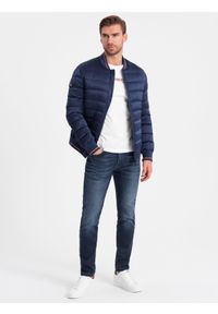 Ombre Clothing - Kurtka męska bomberka o satynowym wykończeniu z kontrastowymi ściągaczami - ciemnoniebieska V2 - Rozmiar: L. Kolor: niebieski. Materiał: satyna