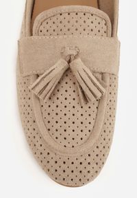 Renee - Beżowe Perforowane Mokasyny z Imitacji Zamszu Zdobione Frędzlami Vaeliane. Okazja: na co dzień. Kolor: beżowy. Materiał: zamsz. Wzór: aplikacja. Styl: casual, elegancki #4