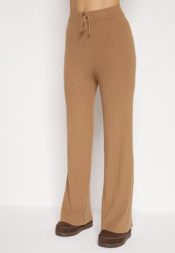 Born2be - Brązowy Prążkowany Komplet Dzianinowy z Bawełną Sweter z Półgolfem i Spodnie Elweda. Kolor: brązowy. Materiał: bawełna, prążkowany, dzianina