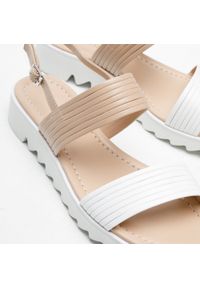 Wittchen - Damskie sandały z szerokimi paskami na platformie beżowo-białe. Okazja: na co dzień. Zapięcie: pasek. Kolor: biały, wielokolorowy, beżowy. Materiał: syntetyk, skóra ekologiczna, guma. Wzór: paski. Sezon: lato. Obcas: na platformie. Styl: casual, elegancki #3