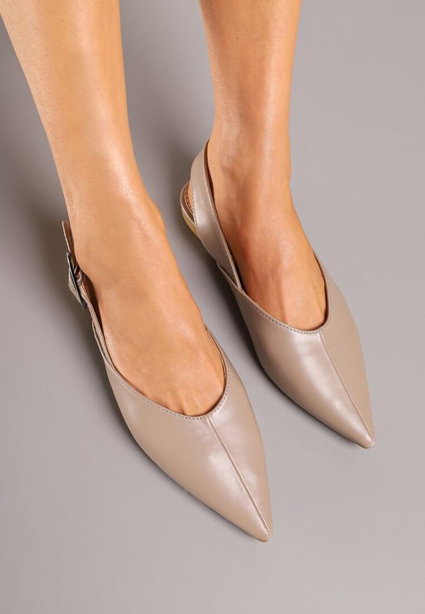 Renee - Ciemnobeżowe Sandały Vices Slingback z Paskiem ze Sprzączką Nirarine. Okazja: na spacer. Nosek buta: szpiczasty. Zapięcie: pasek. Kolor: beżowy. Wzór: koronka. Materiał: koronka. Obcas: na obcasie. Styl: elegancki. Wysokość obcasa: średni