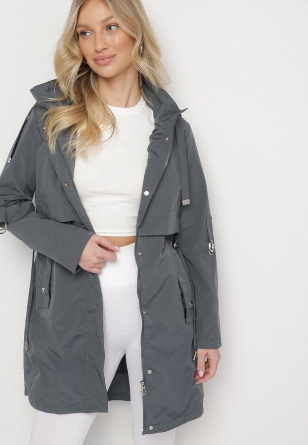 Born2be - Szara Kurtka w Stylu Parki z Odpinanym Kapturem i Troczkami Halirsa. Okazja: na spacer, na co dzień. Typ kołnierza: golf. Kolor: szary. Materiał: dzianina, jeans. Styl: casual, klasyczny