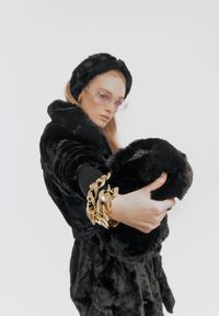 Renee - Czarny Płaszcz Futrzany Teddy z Wiązanym Paskiem i Torebką Voda. Okazja: na co dzień. Kolor: czarny. Materiał: futro. Długość rękawa: długi rękaw. Długość: długie. Styl: casual, elegancki #5