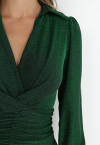 Born2be - Zielona Sukienka z Marszczeniem i Metaliczną Nitką Ceselle. Okazja: na co dzień, do pracy, na spotkanie biznesowe. Typ kołnierza: dekolt w kształcie V. Kolor: zielony. Długość rękawa: długi rękaw. Typ sukienki: kopertowe, proste. Styl: wizytowy, biznesowy, casual #3