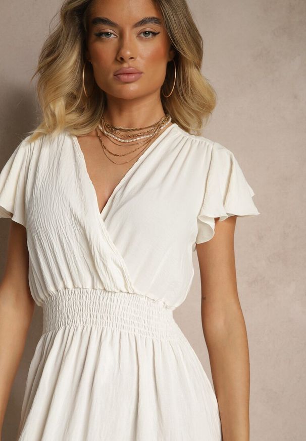 Renee - Jasnobeżowa Kopertowa Sukienka o Rozkloszowanym Fasonie z Gumką w Talii Reivione. Okazja: na co dzień. Typ kołnierza: dekolt w serek. Kolor: beżowy. Materiał: materiał. Typ sukienki: kopertowe. Styl: klasyczny, casual