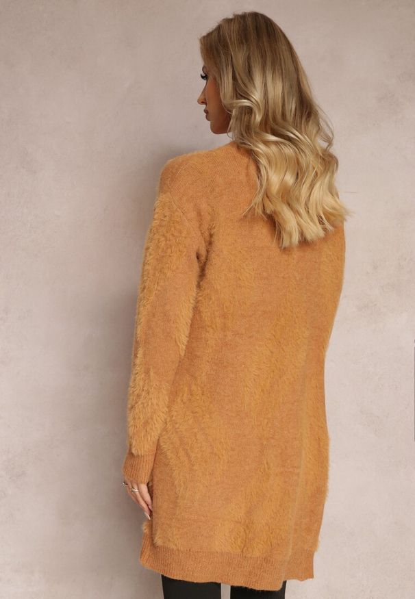 Renee - Ciemnobeżowy Luźny Kardigan Niezapinany z Dłuższym Włosiem Karsta. Kolekcja: plus size. Kolor: brązowy. Materiał: dzianina. Długość: długie