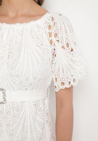 Born2be - Biała Ażurowa Sukienka z Bawełną i Paskiem z Klamrą Mimixa. Okazja: na co dzień. Kolor: biały. Materiał: bawełna. Długość rękawa: krótki rękaw. Wzór: ażurowy. Typ sukienki: proste. Styl: casual, klasyczny #3