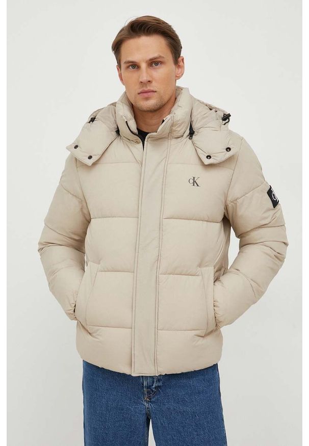 Calvin Klein Jeans kurtka męska kolor beżowy zimowa. Kolor: beżowy. Materiał: włókno, materiał. Wzór: nadruk. Sezon: zima