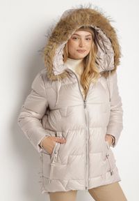 Born2be - Beżowa Kurtka z Pikowanymi Przeszyciami i Kapturem z Futrem Azinga. Okazja: na spacer. Typ kołnierza: golf. Kolekcja: plus size. Kolor: beżowy. Materiał: futro. Styl: elegancki