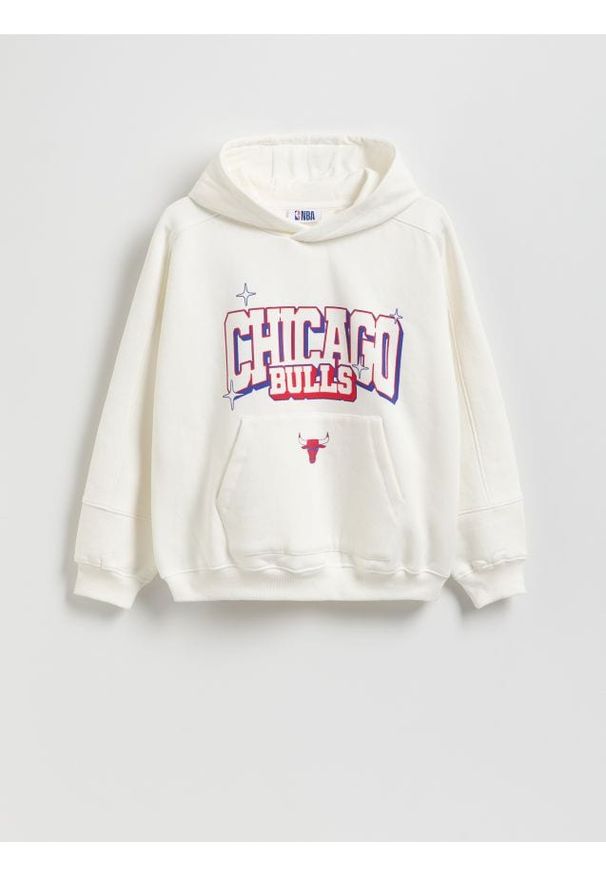 Reserved - Bluza Chicago Bulls NBA - złamana biel. Materiał: bawełna, dzianina